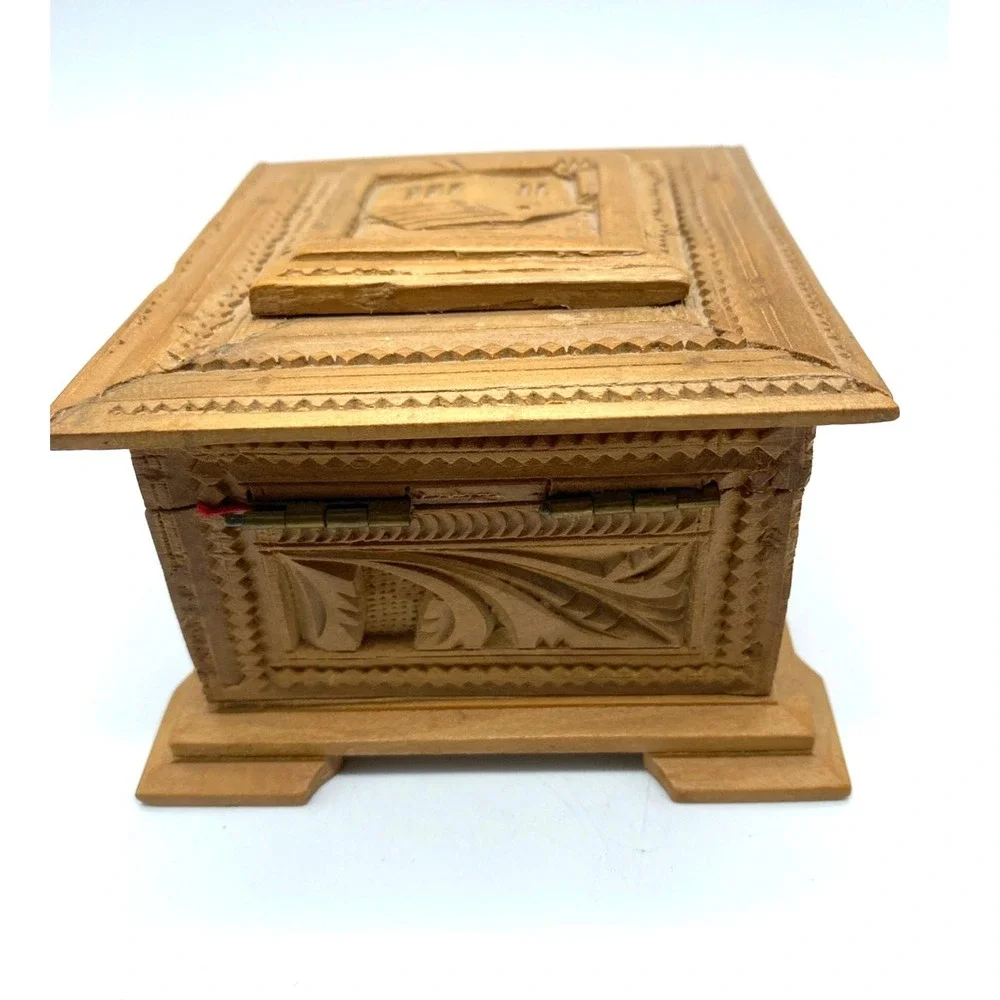 Vintage Hand‎ carved Wood Jewlery keepsake Trinket box hinged lid brass latch